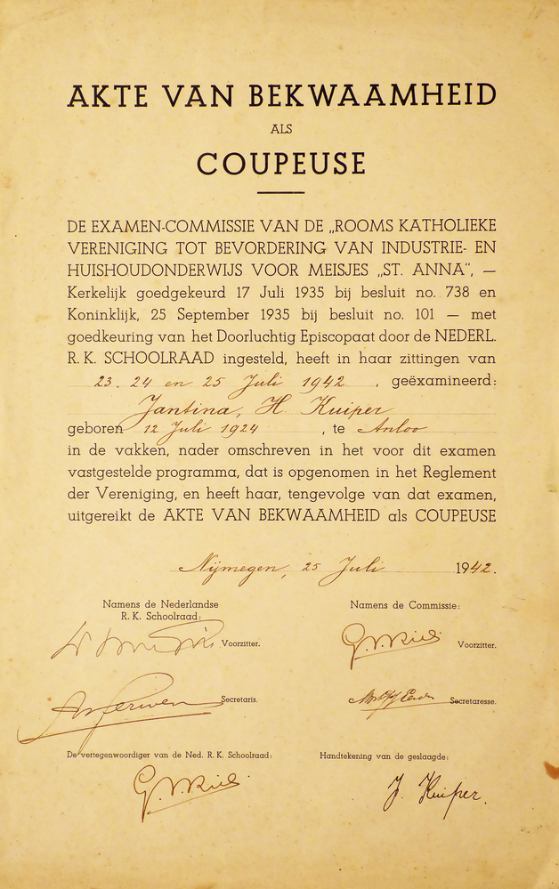 rechthoekig stuk papier met zwarte belettering Akte van Bekwaamheid als Coupeuse de examen-commissie van de rooms-katholieke vereniging tot bevordering van industrie en huishoudonderwijs voor meisjes St Anna kerkelijk goedgekeurd 17 juli 1935 bij besluit No. 738 en bij Kon. besluit van 25 sept 1935 No. 101 met goedkeuring van het Doorluchtig Episcopaat door de Nederl. R.K.Schoolraad ingesteld, heeft in haar zittingen van Augustus geexamineerd Jantina H Kuiper, geboren 12 juli 1924 te Anloo in de vakken, nader omschreven in het voor dit examen vastgesteld programma, dat is opgenomen in het Reglement der Vereniging, en heeft haar, tengevolge van dat examen, uitgereikt de Akte Van Bekwaamheid als Coupeuse Nijmegen, 25 juli 1942.